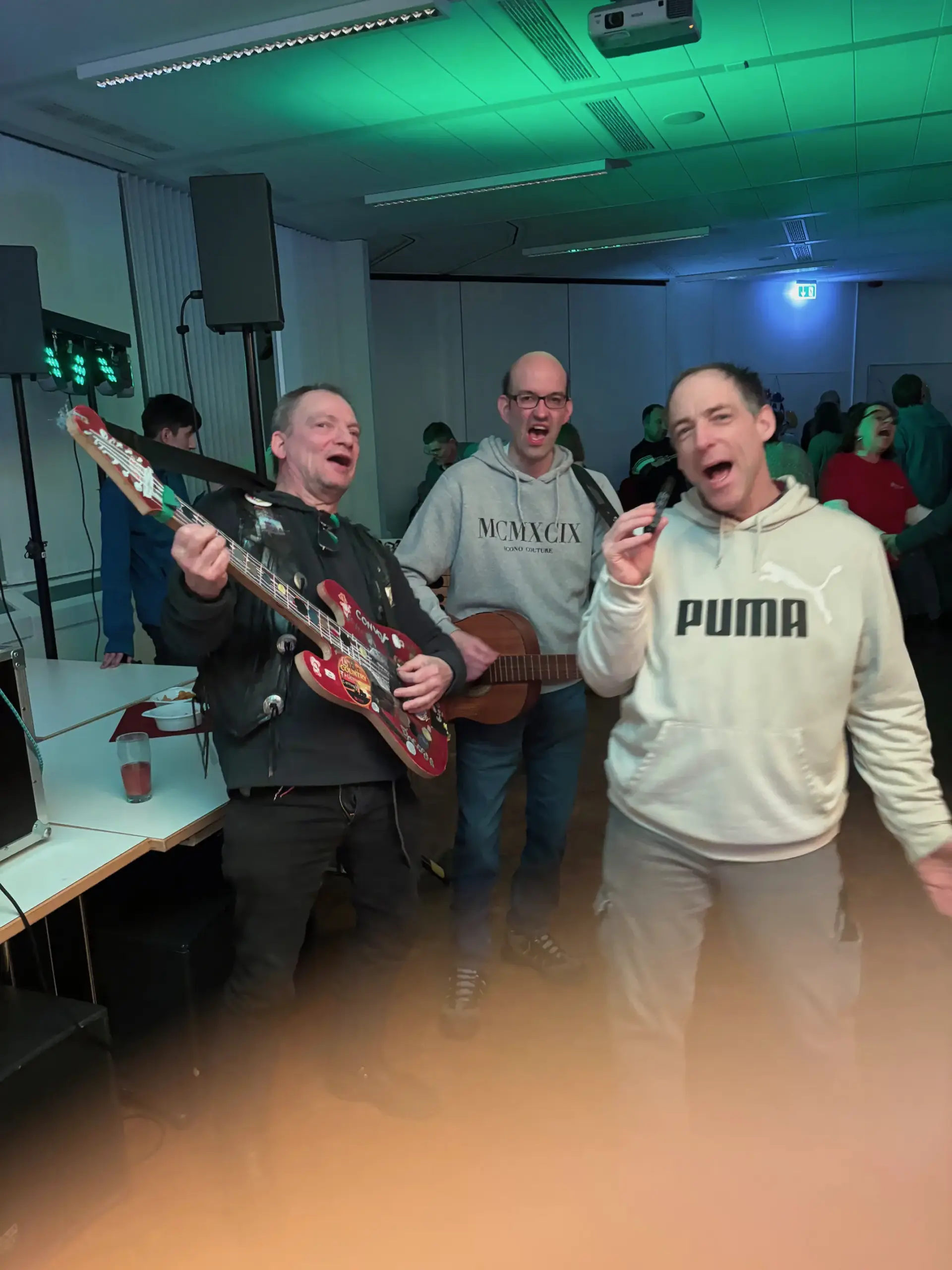 Gäste tanzen bei der Sparkassen-Disco