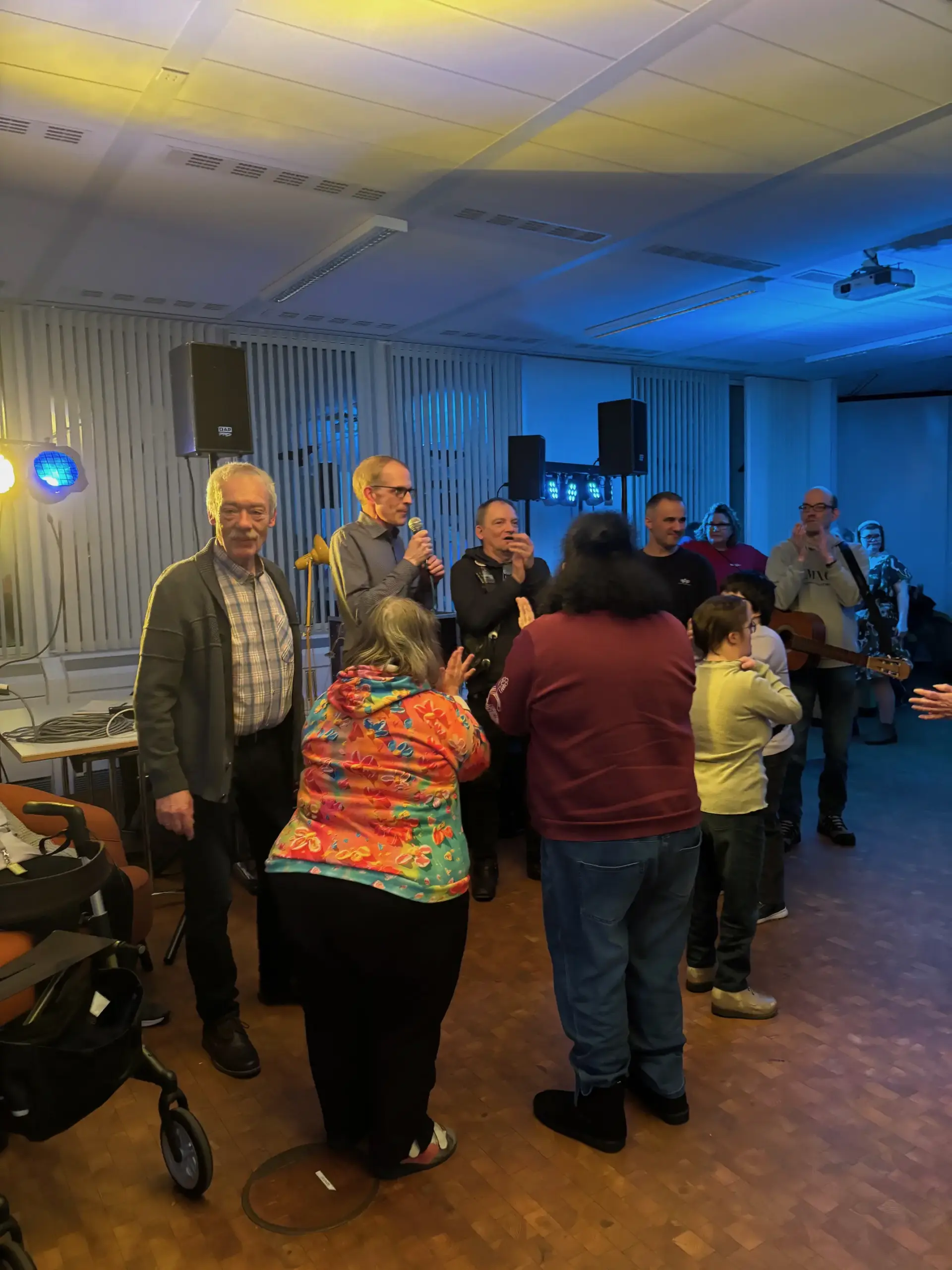 Ausgelassene Stimmung bei der Disco in der Sparkasse